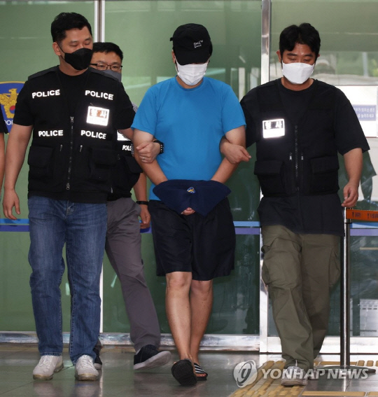 신림동 등산로 성폭행 사건의 피의자 최모씨가 19일 서울중앙지법에서 열리는 영장실질심사를 위해 관악경찰서를 나서고 있다. 연합뉴스